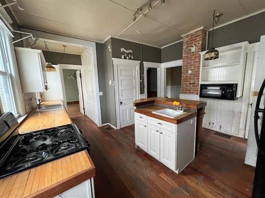 642 W Stephenson St, Freeport, IL 61032 - photo 9