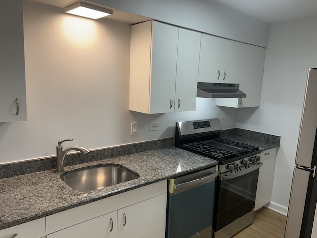 2426 N Kennicott Ave Unit 1D, Arlington Heights, IL 60004 - kitchen featuring under cabinet range hood, gas stove, dishwashing machine, light wood-style flooring, and dark stone counters