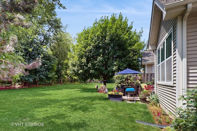 301 W Eagle Ct, Waukegan, IL 60087 - view of grassy yard