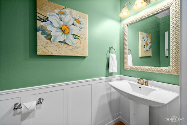 2945 Worcester Ln, Aurora, IL 60504 - bathroom featuring a wainscoted wall and a decorative wall