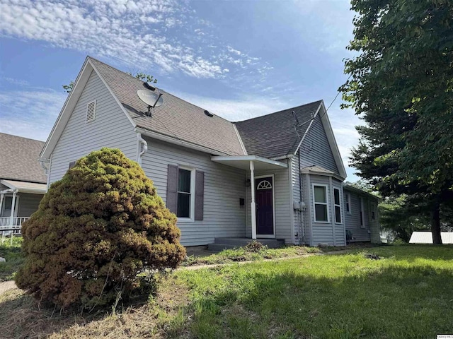 1422 N 3rd, Quincy, IL 62301 - view of front facade featuring roof with shingles and a front yard