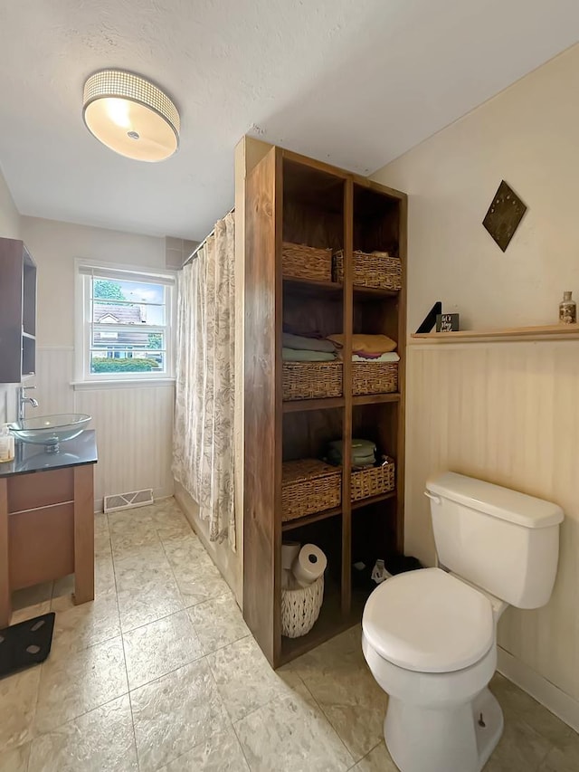1639 S Highland Ave, Freeport, IL 61032 - bathroom with vanity and a shower with curtain