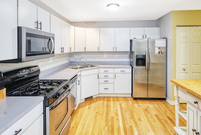 341 S Lancelot Ln, Palatine, IL 60074 - kitchen with appliances with stainless steel finishes, light wood finished floors, light countertops, and recessed lighting
