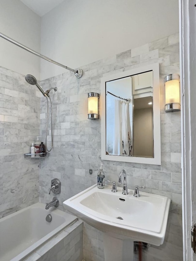 2680 N Burling St Unit 3S, Chicago, IL 60614 - bathroom with tiled shower / bath combo and tile walls