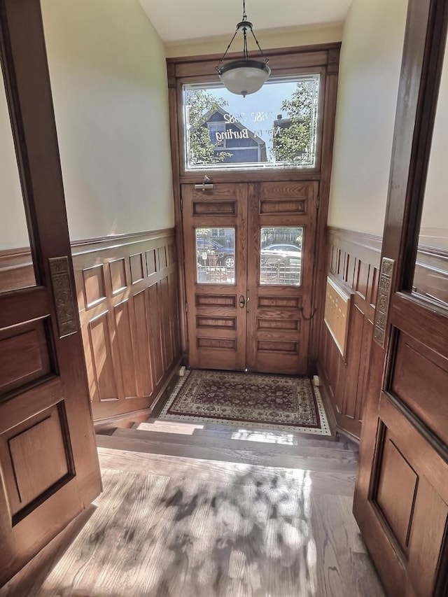2680 N Burling St Unit 3S, Chicago, IL 60614 - entrance foyer featuring wainscoting, a decorative wall, and wood finished floors