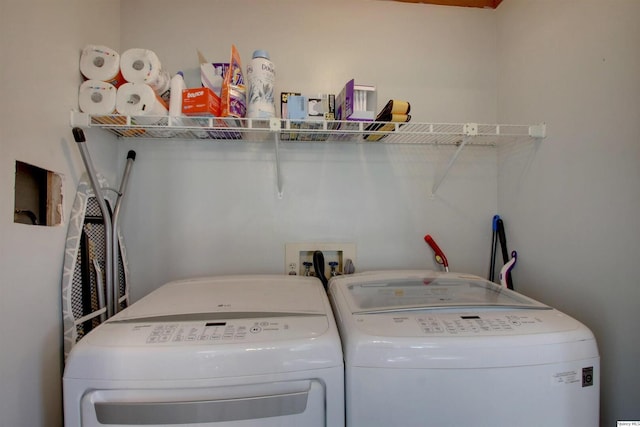 701 Dudley St, Liberty, IL 62347 - laundry area featuring washer and dryer