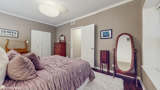 4550 N Malden St Unit 1W, Chicago, IL 60640 - bedroom featuring crown molding, a closet, and wood finished floors