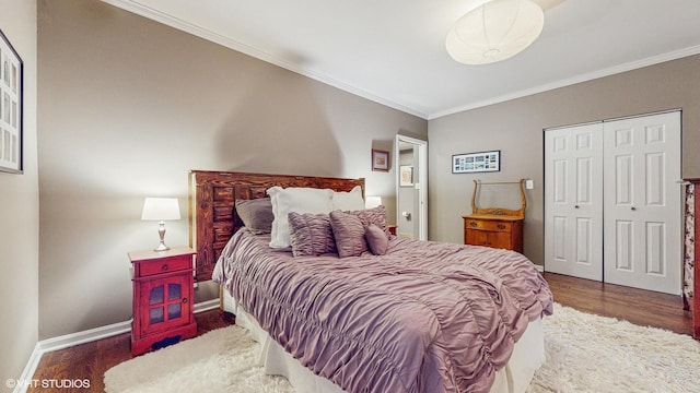 4550 N Malden St Unit 1W, Chicago, IL 60640 - bedroom with ornamental molding, wood finished floors, and a closet