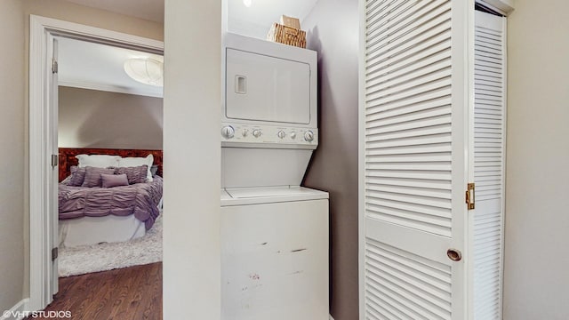 4550 N Malden St Unit 1W, Chicago, IL 60640 - laundry room with stacked washer and clothes dryer and wood finished floors