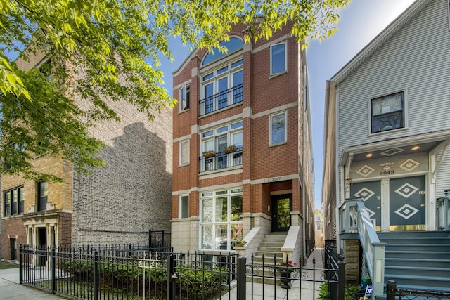 3047 N Racine Ave Unit 3, Chicago, IL 60657 - view of building exterior featuring a fenced front yard