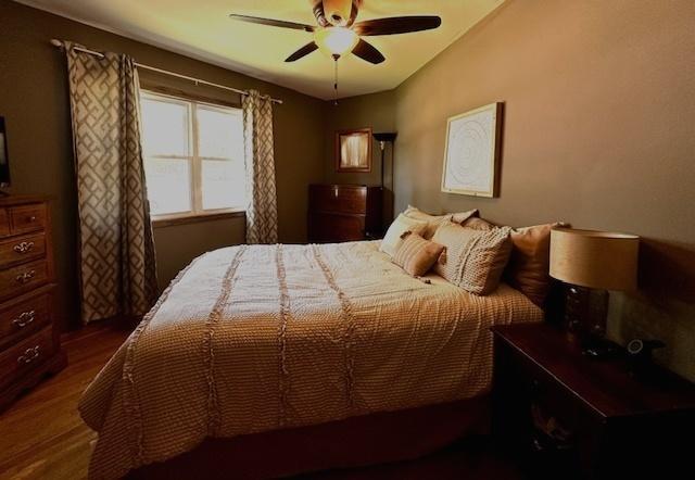 1700 Sunset Dr, Mendota, IL 61342 - bedroom featuring wood finished floors and a ceiling fan