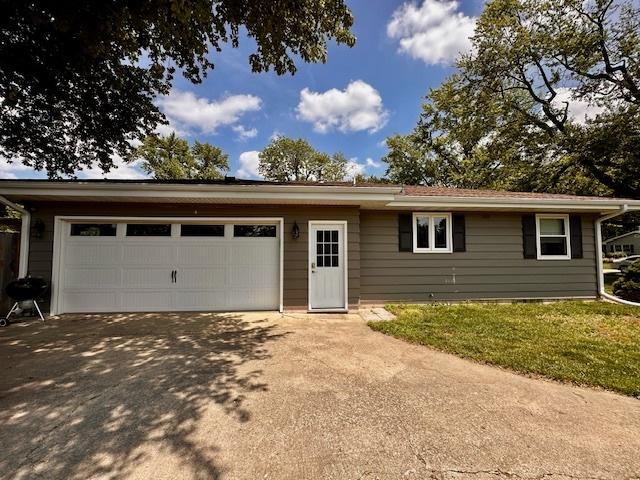 1700 Sunset Dr, Mendota, IL 61342 - ranch-style home featuring concrete driveway and an attached garage