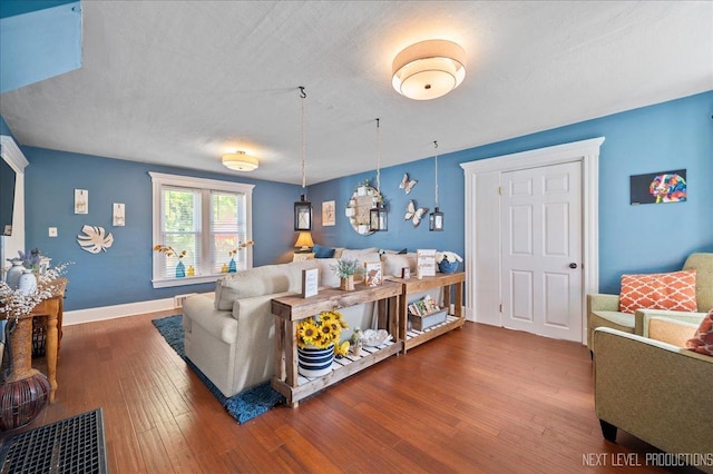 704 Cedar Ave, Saint Charles, IL 60174 - living area featuring wood finished floors and baseboards