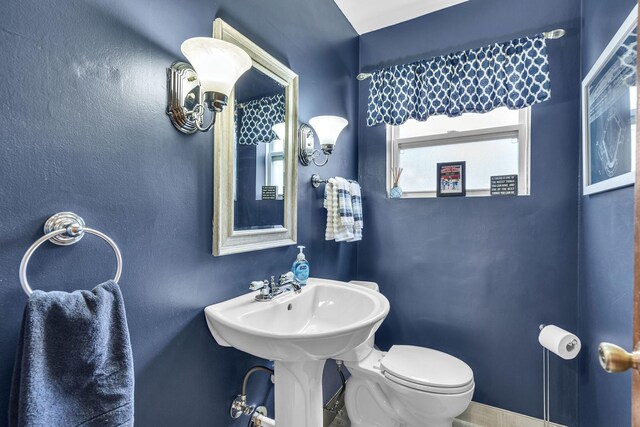 9226 S Utica Ave, Evergreen Park, IL 60805 - half bathroom with toilet and baseboards