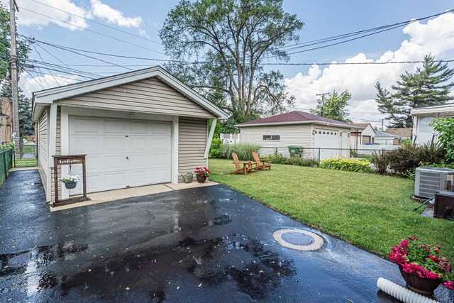 9226 S Utica Ave, Evergreen Park, IL 60805 - detached garage with driveway