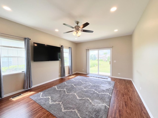 913 Yorktown St, Mchenry, IL 60050 - living area with wood finished floors, a ceiling fan, and recessed lighting