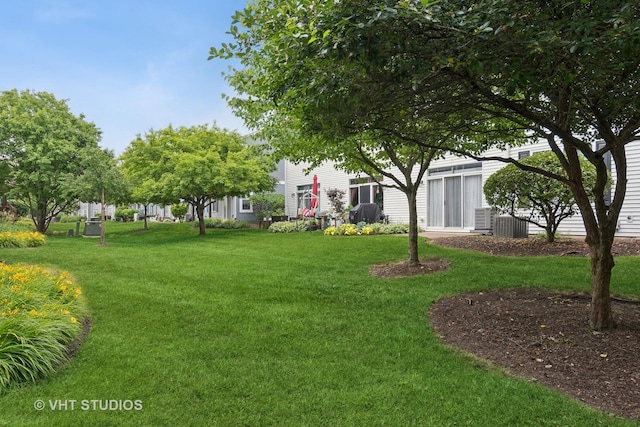 2582 Golf Ridge Cir, Naperville, IL 60563 - view of grassy yard