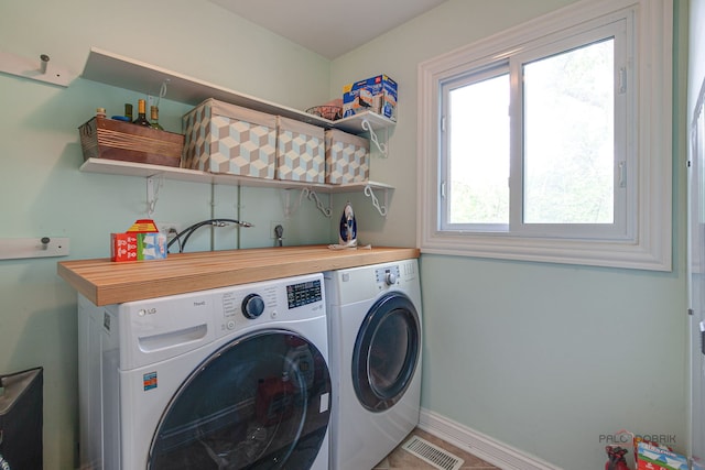 552 Arbor Gate Ln, Buffalo Grove, IL 60089 - laundry room with washer and clothes dryer and baseboards