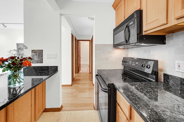 1050 W Columbia Ave Unit 3F, Chicago, IL 60626 - kitchen with black appliances, light brown cabinetry, tasteful backsplash, dark stone countertops, and light wood finished floors