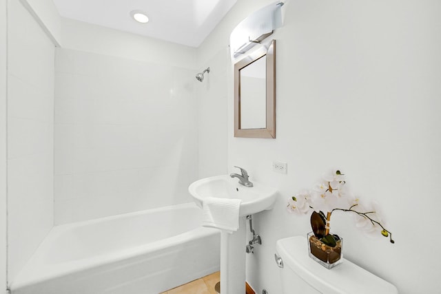 1050 W Columbia Ave Unit 3F, Chicago, IL 60626 - full bath with toilet and bathing tub / shower combination