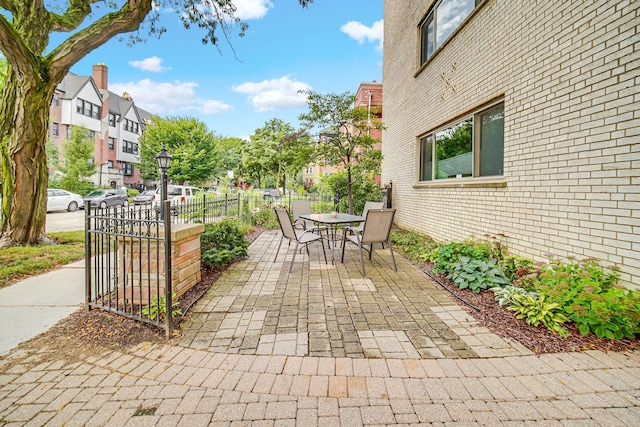 1050 W Columbia Ave Unit 3F, Chicago, IL 60626 - view of patio with outdoor dining space