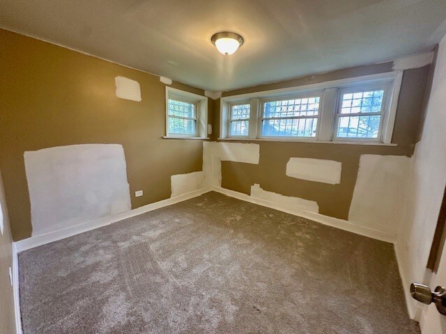 947 E Hyde Park Blvd Unit G, Chicago, IL 60615 - carpeted empty room featuring baseboards