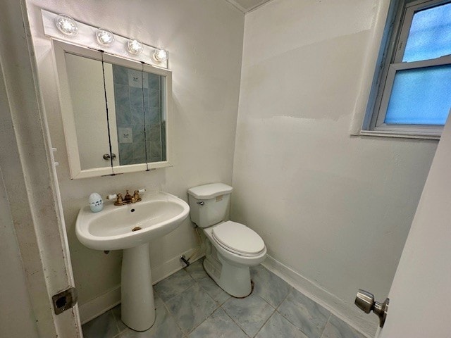 947 E Hyde Park Blvd Unit G, Chicago, IL 60615 - bathroom with toilet and tile patterned floors