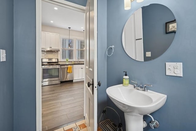 3739 W Palmer St, Chicago, IL 60647 - bathroom featuring wood finished floors, decorative backsplash, and recessed lighting