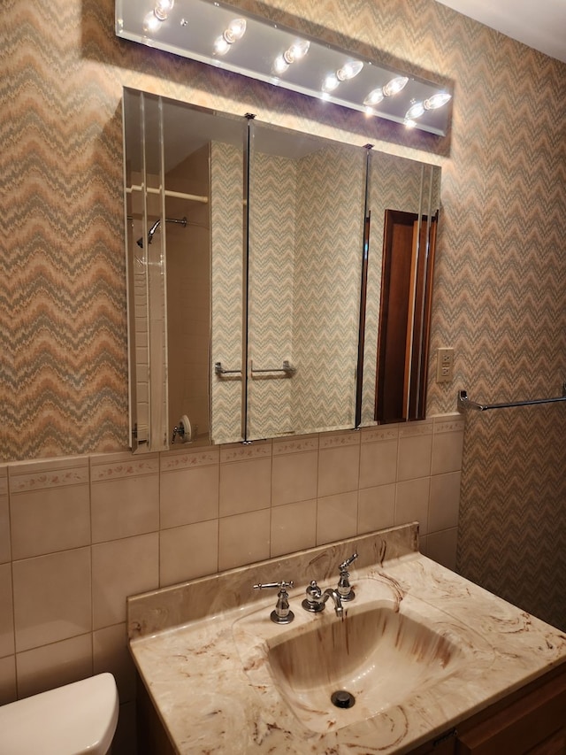 624 Maple Ave, Lisle, IL 60532 - full bathroom featuring tile walls, vanity, and wallpapered walls