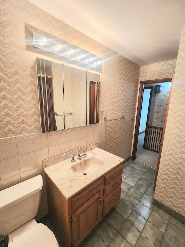 624 Maple Ave, Lisle, IL 60532 - full bath featuring wallpapered walls, vanity, and tile patterned floors
