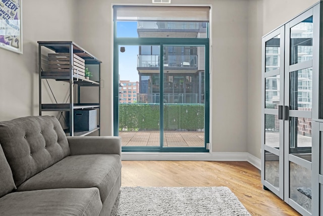 841 W Monroe St Unit 4A, Chicago, IL 60607 - living area featuring wood finished floors and a city view