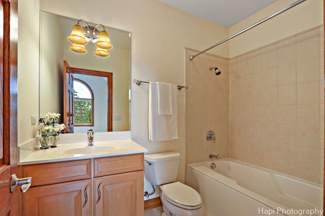 39 Forest Ln, South Barrington, IL 60010 - full bath featuring vanity, bathtub / shower combination, and a chandelier