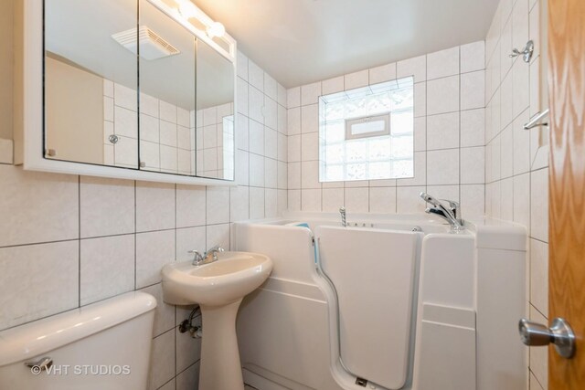 4912 W 32nd St, Cicero, IL 60804 - full bath featuring tile walls, decorative backsplash, and a garden tub