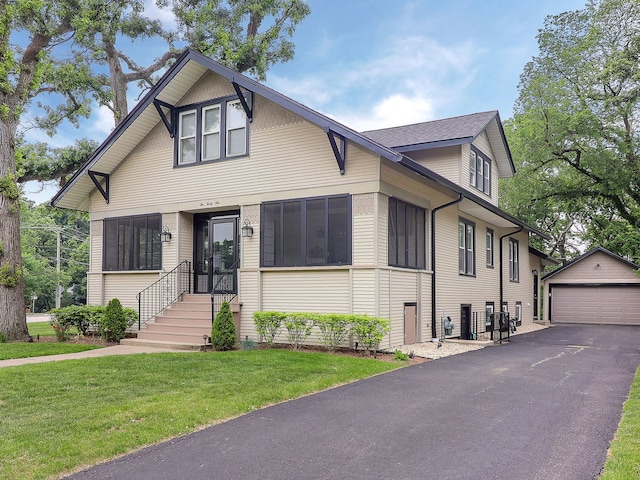 246 S Oak St, Itasca, IL 60143 - view of front of home featuring an outbuilding, a detached garage, and a front yard