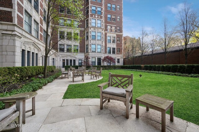 2440 N Lakeview Ave Unit 14E, Chicago, IL 60614 - view of home's community with a yard