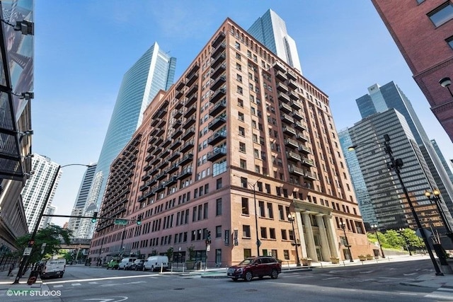 165 N Canal St Unit 726, Chicago, IL 60606 - view of building exterior with a view of city