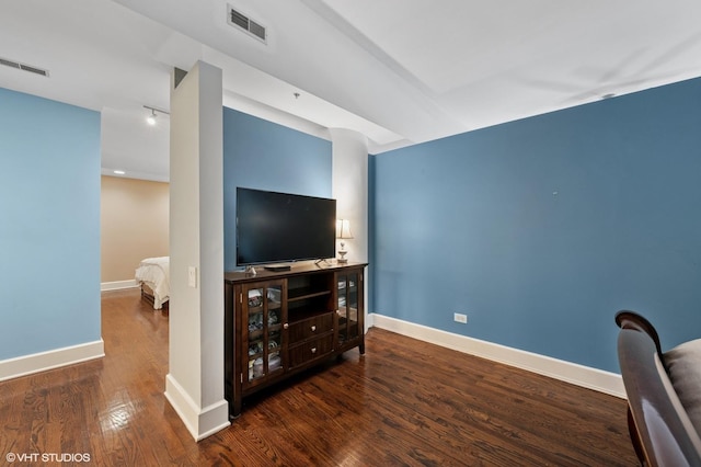 165 N Canal St Unit 726, Chicago, IL 60606 - living room featuring wood finished floors and baseboards
