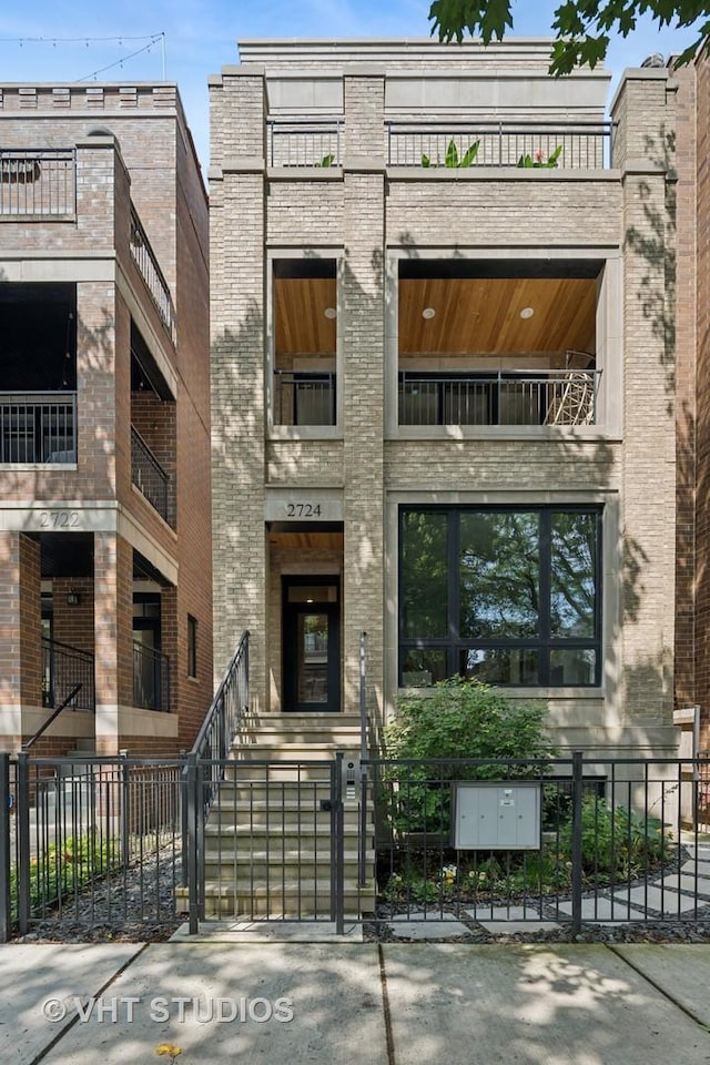 2724 N Wayne Ave Unit 3, Chicago, IL 60614 - view of property featuring a fenced front yard