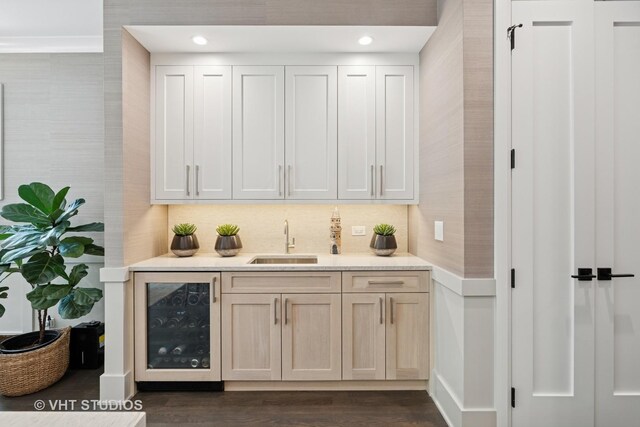 2724 N Wayne Ave Unit 3, Chicago, IL 60614 - indoor wet bar featuring wine cooler, dark wood finished floors, recessed lighting, and backsplash