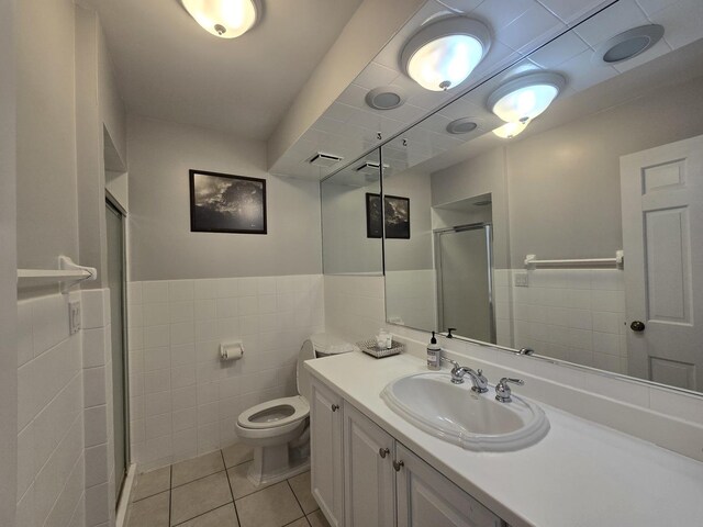 501 Kingston Blvd, Mchenry, IL 60050 - indoor wet bar with stainless steel microwave, light carpet, and ceiling fan