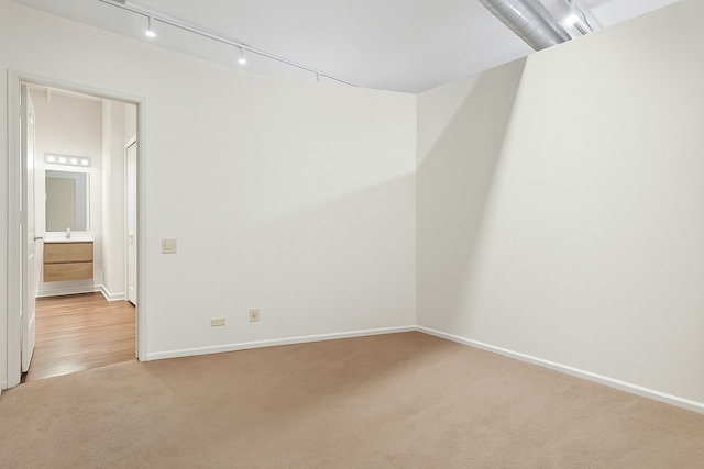 130 S Canal St Unit 624, Chicago, IL 60606 - empty room with light colored carpet and rail lighting