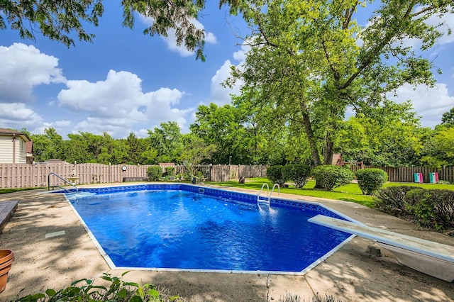 918 Carol Ln, Crete, IL 60417 - view of pool featuring a fenced backyard, view of wooded area, and a diving board