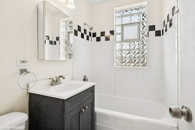 2424 W Farragut Ave Unit 3B, Chicago, IL 60625 - full bath with vanity, healthy amount of natural light, and bathing tub / shower combination