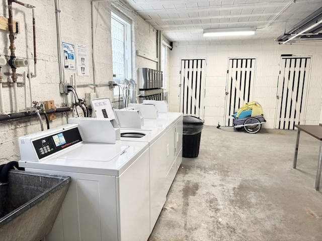2424 W Farragut Ave Unit 3B, Chicago, IL 60625 - shared laundry room featuring washing machine and dryer and concrete block wall