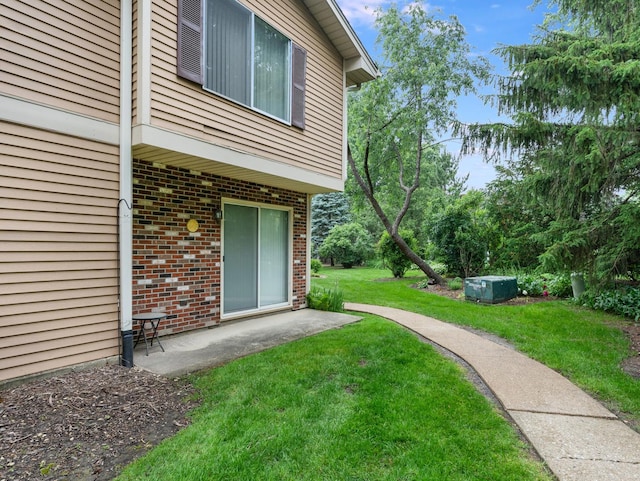 33 E Hickory St Unit A, Lombard, IL 60148 - view of grassy yard with a patio area