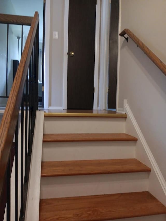 853 Greenbriar Ln, University Park, IL 60484 - view of stairway