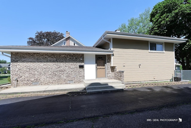 509 E Illinois St, Wheaton, IL 60187 - split level home with brick siding and crawl space