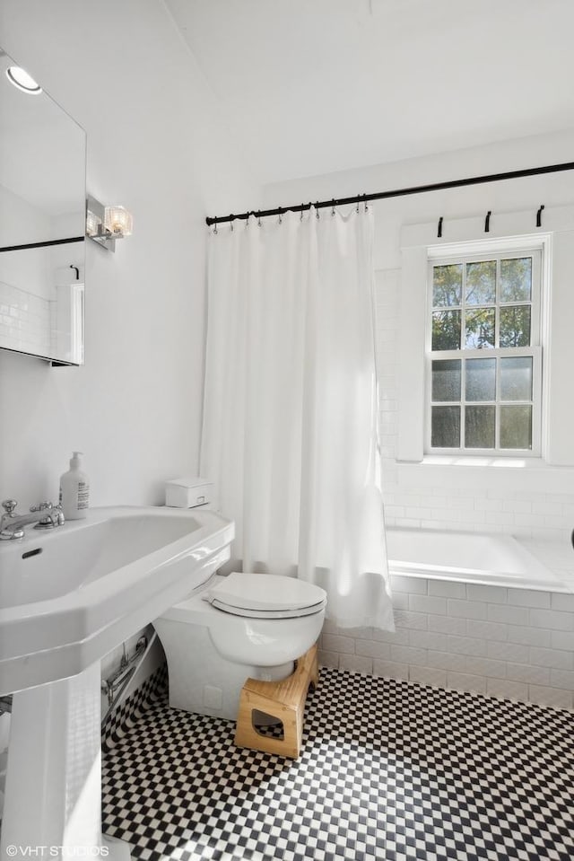 2635 Poplar Ave, Evanston, IL 60201 - bathroom featuring tiled shower / bath and tile patterned floors