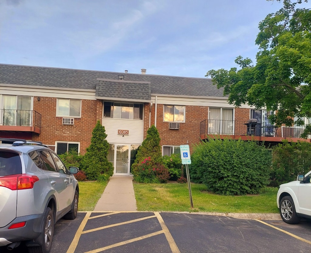 10385 Dearlove Rd Unit 1E, Glenview, IL 60025 - view of property featuring uncovered parking