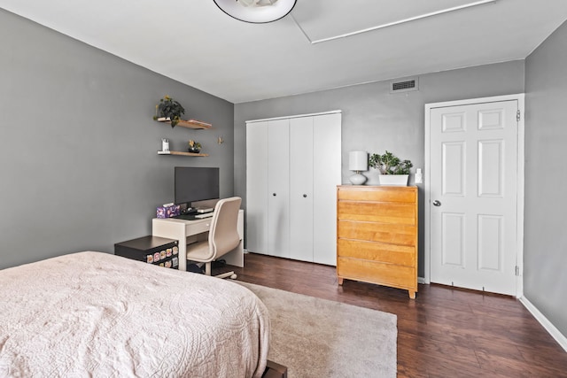 6301 N Sheridan Rd Unit 7N, Chicago, IL 60660 - bedroom with wood finished floors, a closet, and a desk